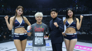 에이바헤어 김성식 대표, 승리한 조준건에게 트로피 시상[로드FC]