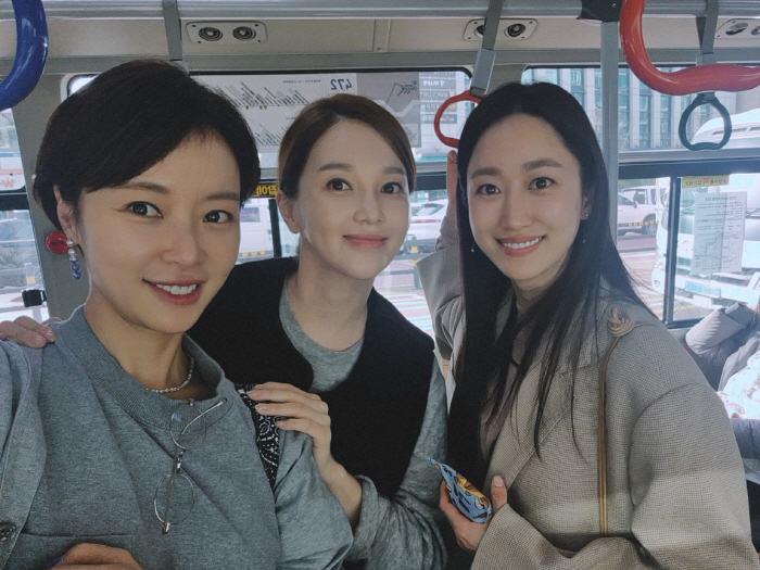 '아유미와 불화설 일축' 황정음, 이번엔 시내버스 데이트.."엉동이가 작고 예뻤던 애들이랑"