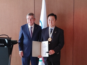 윤강로 국제스포츠외교연구원장, 바흐 IOC 위원장 초청 받아