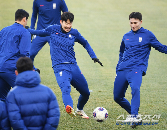 드디어 '완전체'→선수들과 함께 뛴 홍명보 감독, 오만전 승리 다짐 '환…
