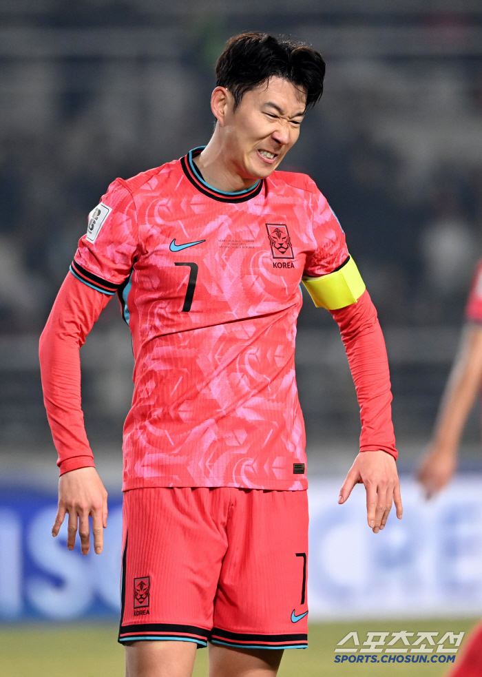 '멋대로 해석하지 마!' 손흥민-포스테코글루 불화설 조장하는 英 언론, 대한민국 캡틴은 경솔하게 말하지 않았다