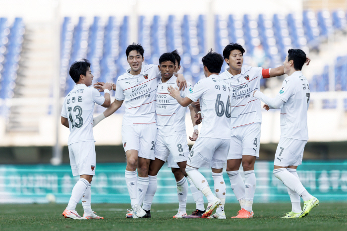 [K리그1 리뷰]0:1→2:1→2:2→3:2! '강현제 극장골' 포항, …