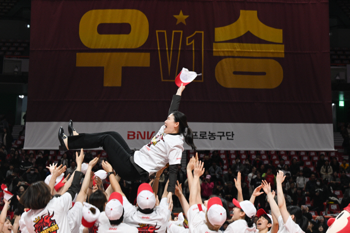 "'여성 사령탑'의 무게" WKBL 새 역사, '최초 또 최초' 박정은 BNK 감독이 짊어진 책임감