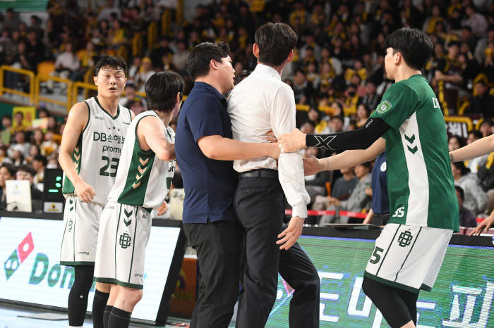 [공식발표]'판정 불만→심판과 신체 접촉' 김주성 DB 감독, 제재금 4…