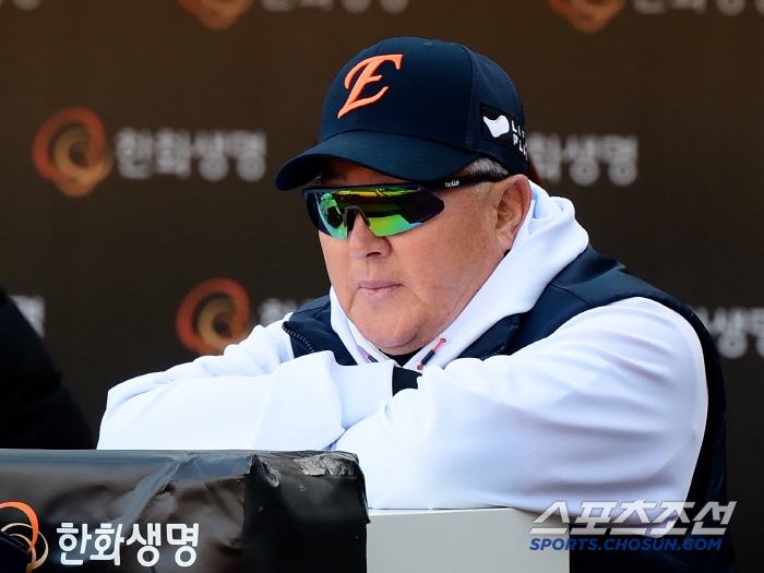"이런 적은…" 1000승 바라보는 베테랑 감독에게도 낯선 침묵→라인업 대폭 변화