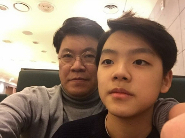 '장제원 子' 노엘, 상주 완장 찼다..눈물 속 조문객 맞이 "잘 보내드…