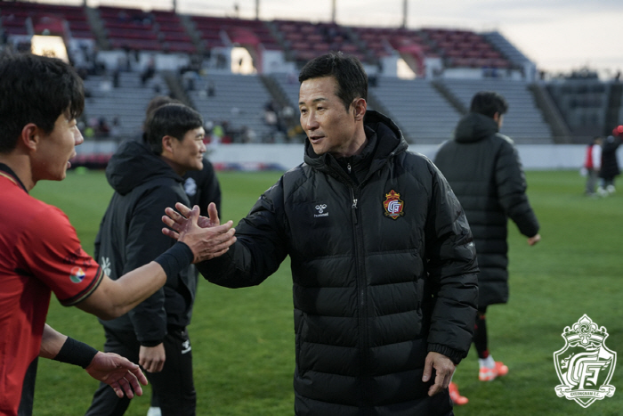 "다크호스 3-0 제압" '무패행진' 이을용 경남FC 감독 "4월 중요…이기는 경기 위해 노력"