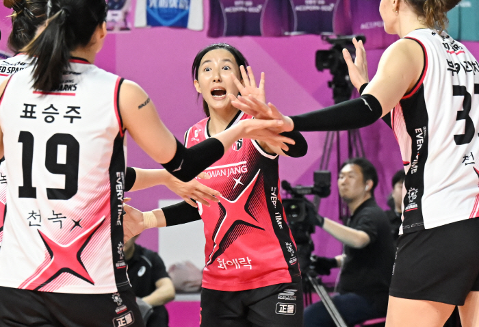31세 베테랑의 '진통제 투혼', 김연경의 '압도적 강함' 앞에서 무너지…