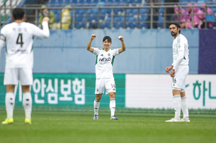 [K리그1 리뷰]전북, 선두 대전 잡았다! 후반 36초 진진우→44분 전…