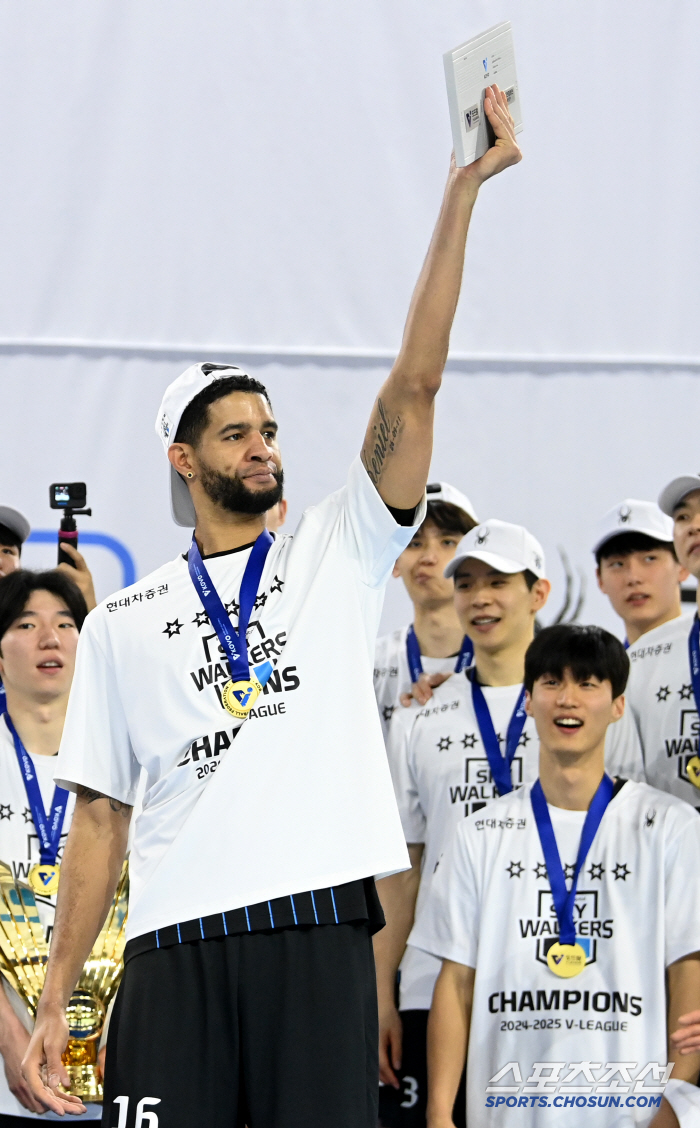 "현대 말고 다른 팀?" 챔프전 MVP 레오, 허수봉 걱정에 답한 속내 …