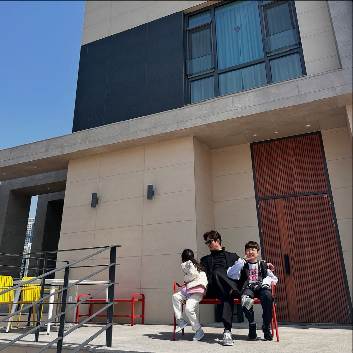 정준호♥이하정, 자녀 국제학교 위해 지은 100억 주택서 여유.."주말 …