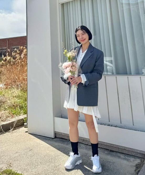 '41세' 레이디 제인, 쌍둥이 임신 중 고비 넘기고..미소 띤 미니 원피스 자태