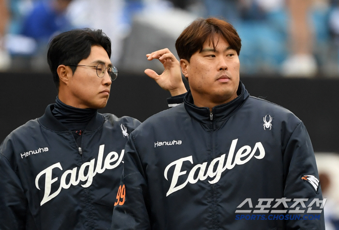 '안 돌았는데...' 출루가 간절했던 90억 캡틴, '펄쩍 뛰며 주심 품…