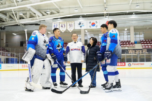 빙판서 응원 율동하는 그룹 총수…