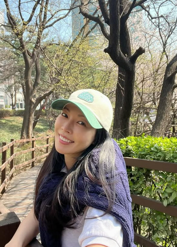 [SCin스타] 미소 가득 '이상우♥' 김소연, 벚꽃 만개 석촌호수 봄나…