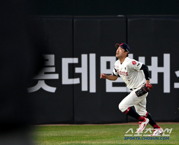 '공이 안보여' 캡틴의 치명적 실수! 뜬공→1타점 적시타 변모…감독은 복…