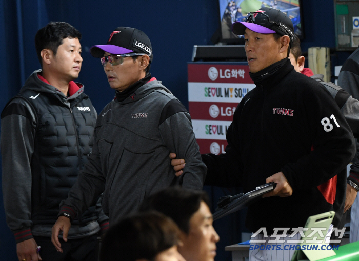 “이거 놔!” 더그아웃 박차고 나온 염경엽 감독, 1루심과 몸싸움 불사 '결국 퇴장'[잠실 현장]