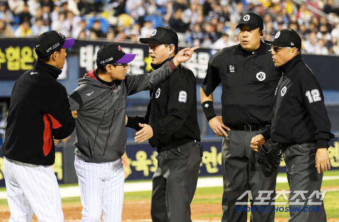“이거 놔!” 더그아웃 박차고 나온 염경엽 감독, 1루심과 몸싸움 불사 …