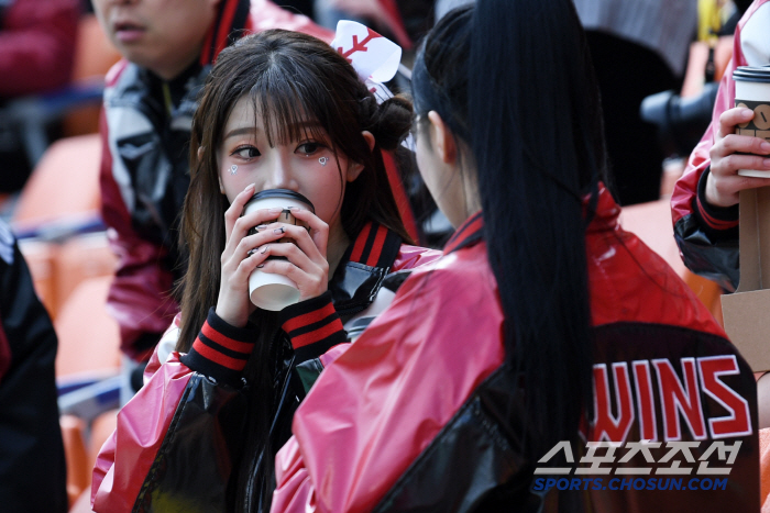 유광 점퍼 입은 삐끼삐끼 신드롬 이주은...잠실 승리 요정으로 변신 [잠…