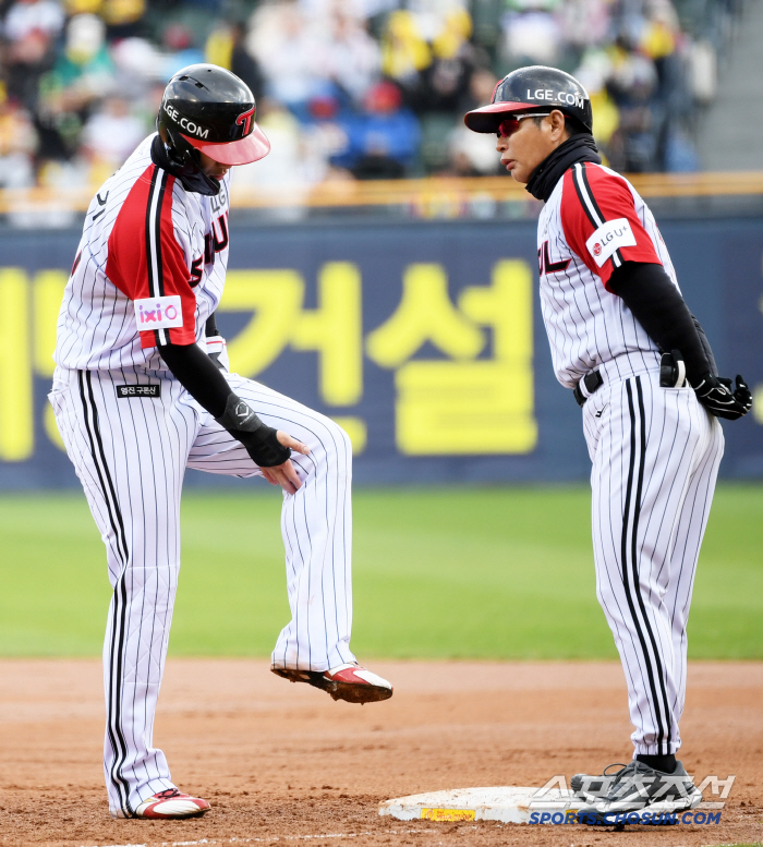 '가슴 철렁' 무릎 강타 후 어쩔 줄 몰라 달려간 홍창기...주저앉았던 …