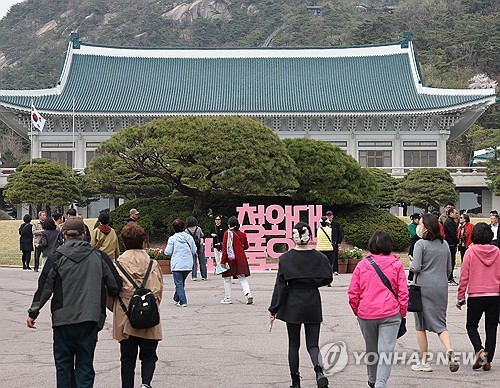 탄핵 찬반시위 멈춘 광화문…청와대 관람객 예년 수준 회복
