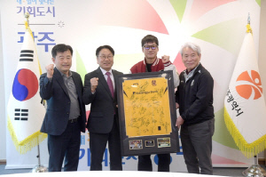 광주FC, ACLE 4강 진출 다짐…강기정 시장에 유니폼 액자 전달