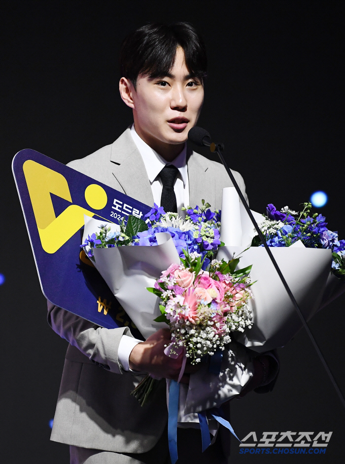 '뜨거운 안녕' 배구황제 김연경 만장일치 MVP…허수봉 1표 차로 레오 …