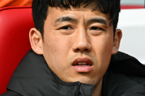 일본 축구 눈물 펑펑...'국대 주장', 리버풀서 버려졌다 '방출 1순위 등극'
