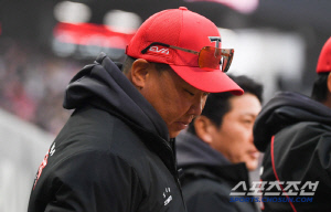 '두 대형 악재에 한숨' 이범호 감독 