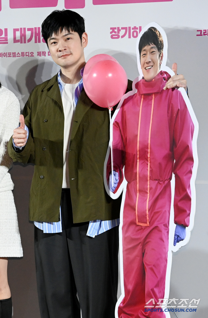 [포토] 장기하, 손석구 등신대에 어깨동무