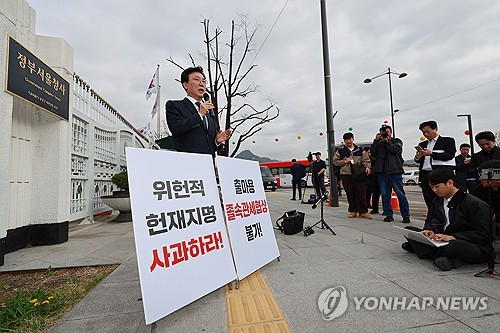 김민석, 정부청사앞 1인 시위…"韓대행 출마용 관세협상 안돼"