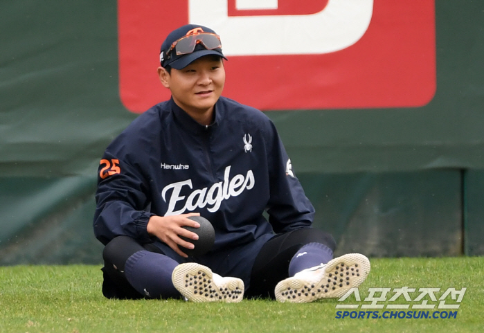 '드디어 살아난 90억 FA' 시즌 첫 홈런포 터뜨린 캡틴 향해 모두 박…