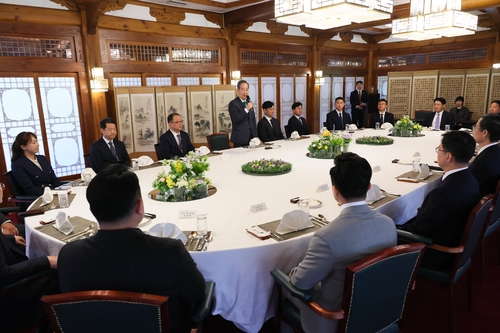 韓대행, 尹탄핵심판 때 치안질서 유지한 현장 경찰관 격려