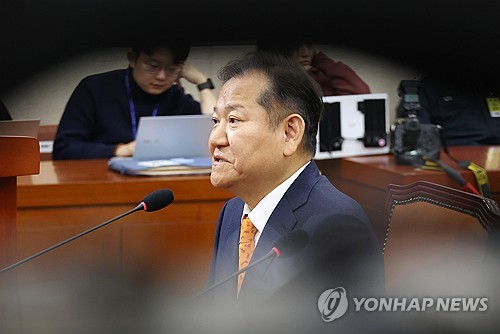 '언론사 단전·단수 의혹' 이상민, 밤샘 조사받고 귀가