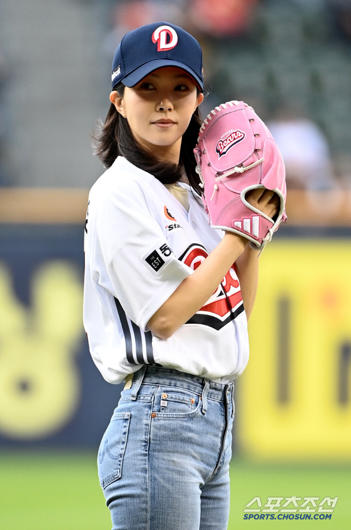 [포토] 강지영 아나운서, 핑크 글러브 끼우고