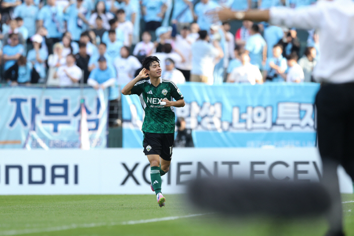 [전주리뷰]'전진우 멀티골+콤파뇨도 골맛' 전북, 안방서 쾌승 '6G 무…