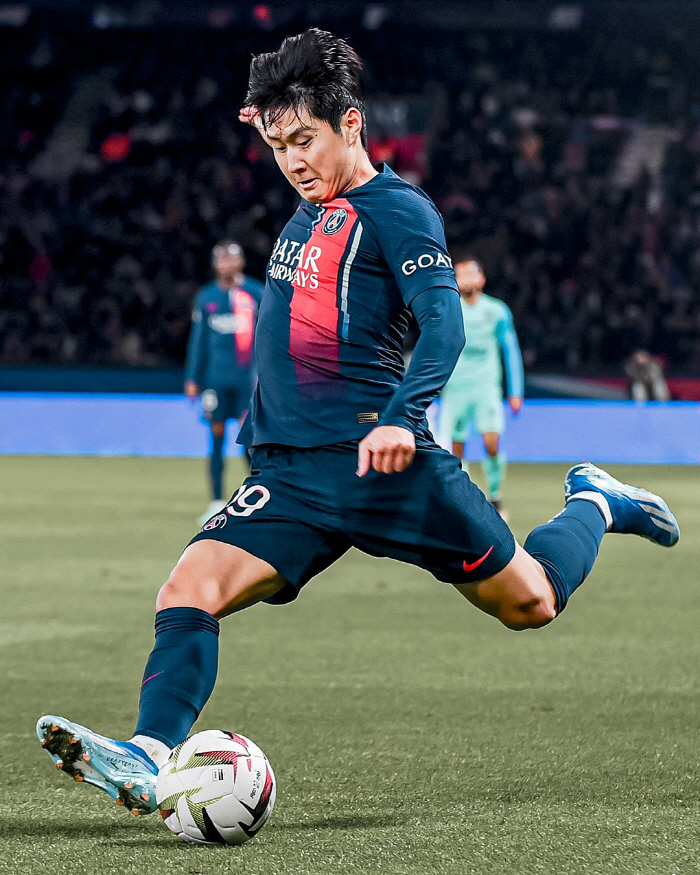 '한국 축구 에이스' 이강인, 방출설+불화설 잡음 끊이질 않네…'코너킥 …