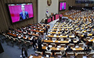 '출마설' 韓대행 시정연설…민주 '침묵·야유', 국힘 '박수'