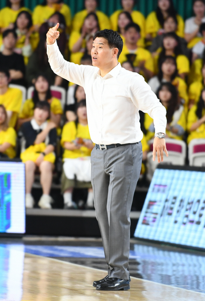 [현장인터뷰]'승장' 조상현 LG 감독 "현대모비스 64점 묶은 것, 수…