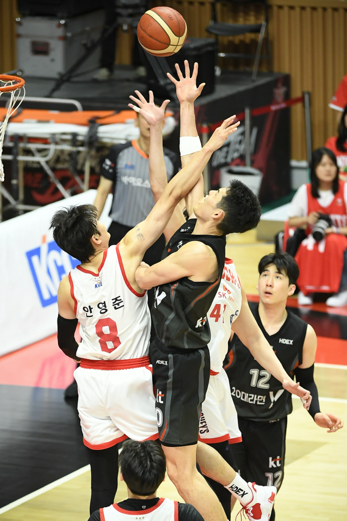 [PO현장분석] 아킬레스건 터졌다! SK 3차전 굴욕. KT 77대64 …