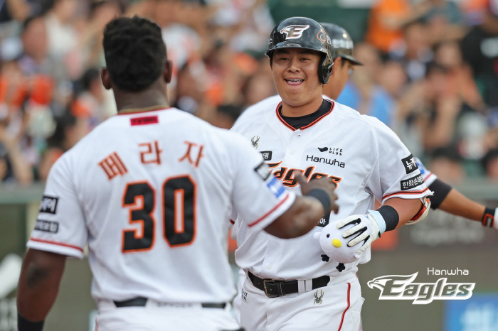 I gave the chairman a victory in his arms''Hwang Young-mook, Roh Si-hwan Home Run & Kim Ki-joong 3 wins' Hanwha, Doosan catch 'Winning Series' 