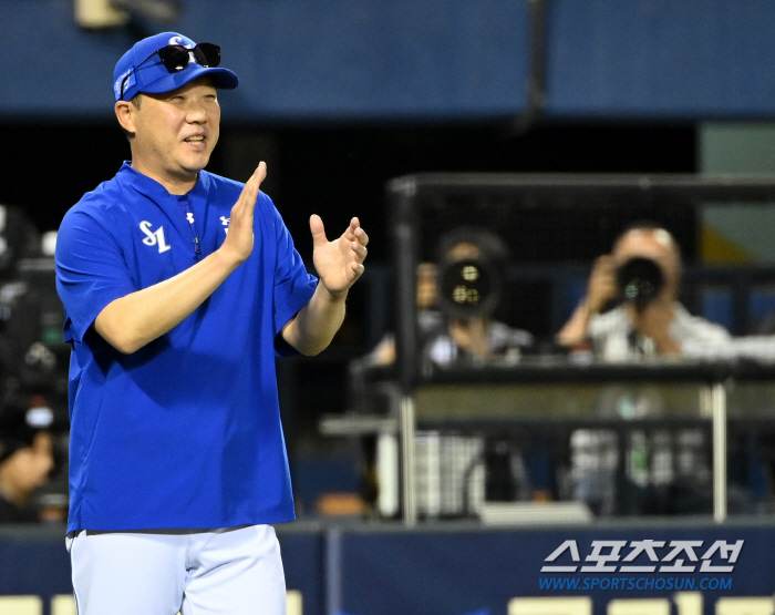 Director who was surprised by the camera's appearance of 'Let's take a picture of Park Byung-ho'' We have to overcome it'