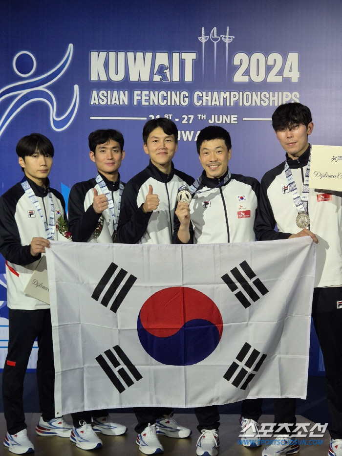 Fencing Korea. Recovered the top of the 亞 that was taken away by Japan! 'Gold 4X Silver 2XDong 5'A spectacular finale