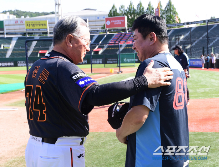 Finally Meet the Master and Master, Hanwha Kim Kyung-moon and Lotte Kim Tae-hyung Meeting After 6 years 'I look forward to your kind cooperation'