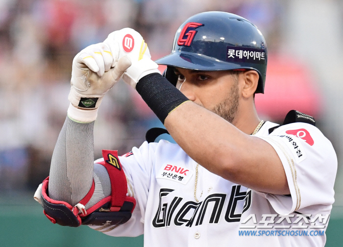 Lotte '5 consecutive wins' Storm sprint! Hanwha's sinking → Jump to 7th place. 'Wilkerson 8 wins  Son Seong-bin final hit' The first teacher-student competition won by Kim Tae-hyung 