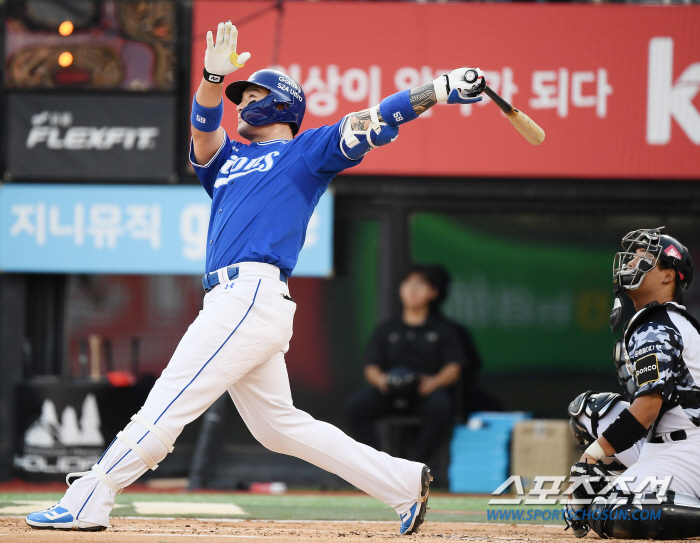 Park Byung-ho returns with a home run explosion at Suwon's first at-bat 