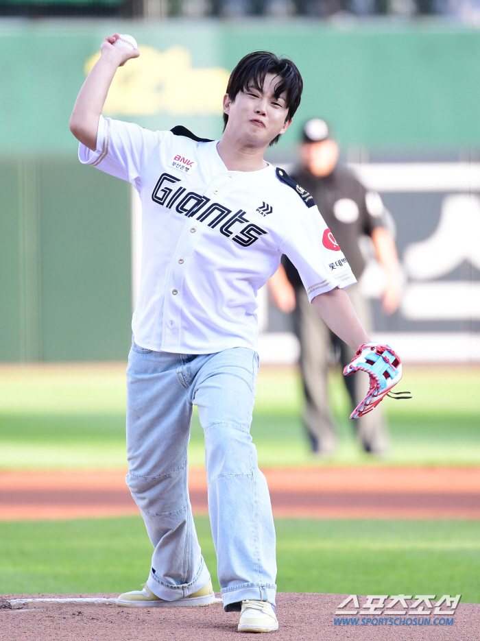  Actor Kim Min-seok 'Powerful pitching like a player on the mound'