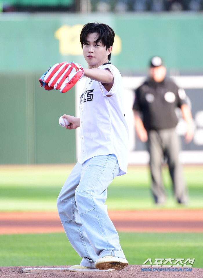  Actor Kim Minseok 'Serious eyes, first pitch'