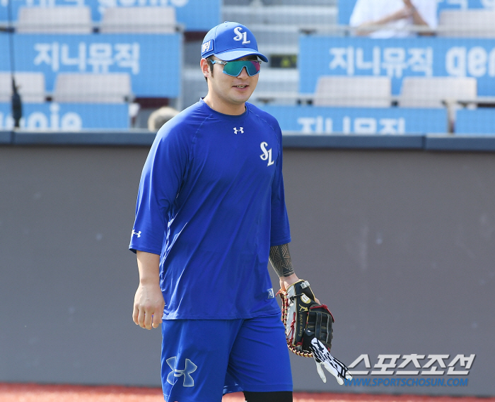 Samsung man Park Byung-ho revisits KT Wiz Park after a month 