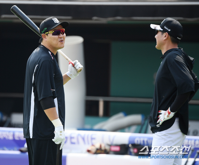 Samsung man Park Byung-ho revisits KT Wiz Park after a month 